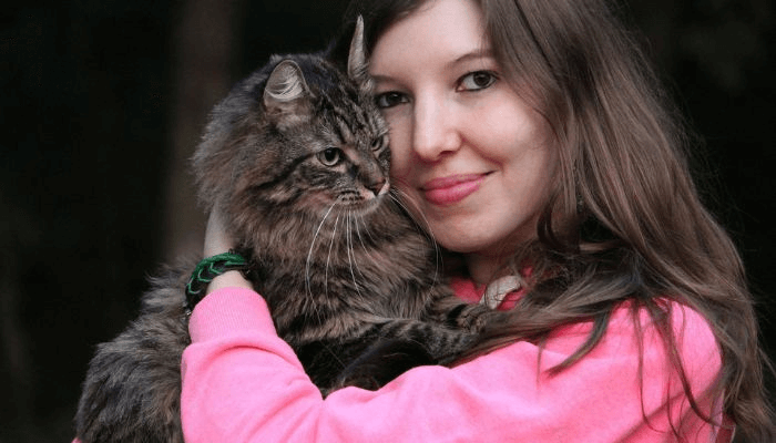 Por Que os Gatos Cheiram Nosso Rosto? Descubra Esse Comportamento Felino! 🐈 4 MULHER-FELIZ-ABRACAndo-seu-gato